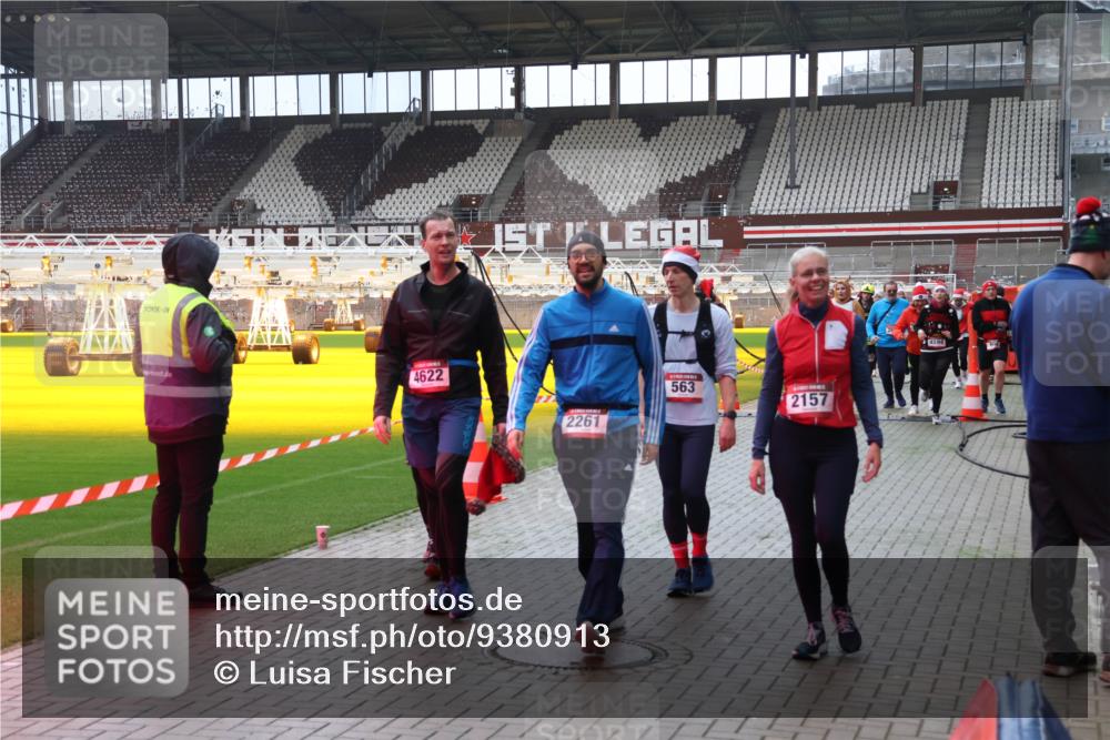 07.12.2025 - St. Pauli X-Mass-Run No. 15 Luisa Fischer http://msf.ph/oto/9380913 07.12.2025 10:43:04 Ziel 4622, 2261, 563, 2157, 4594, 116, 296, 519, 563, 598, 604, 625, 1272, 1358, 1434, 1438, 1758, 2012, 2013, 2061, 2155, 2157, 2261, 2621, 2622, 2722, 2931, 3042, 3399, 4045, 4046, 4394, 4441, 4594, 4622, 4857 meine-sportfotos.de