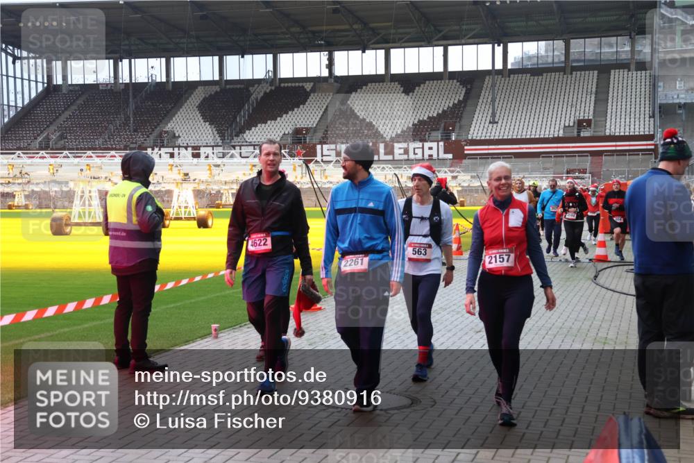 07.12.2025 - St. Pauli X-Mass-Run No. 15 Luisa Fischer http://msf.ph/oto/9380916 07.12.2025 10:43:04 Ziel 4622, 2261, 563, 2157, 4594, 604, 116, 296, 519, 563, 598, 604, 625, 1272, 1358, 1434, 1438, 1758, 2012, 2013, 2061, 2155, 2157, 2261, 2621, 2622, 2722, 2931, 3042, 3399, 4045, 4046, 4394, 4441, 4594, 4622, 4857 meine-sportfotos.de