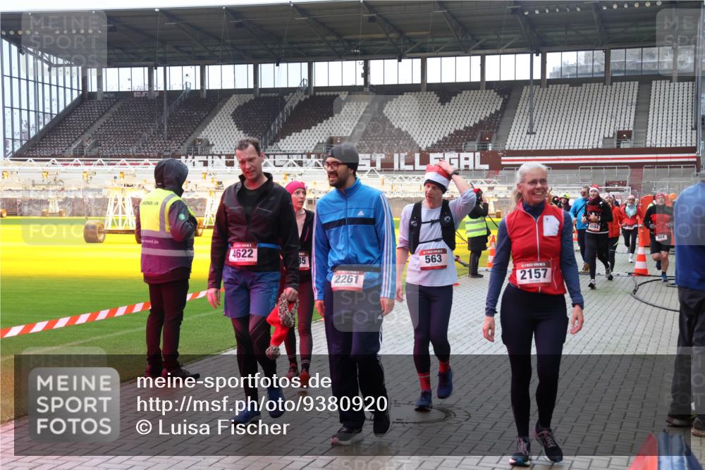 07.12.2025 - St. Pauli X-Mass-Run No. 15 Luisa Fischer http://msf.ph/oto/9380920 07.12.2025 10:43:05 Ziel 4622, 35, 2261, 563, 2157, 604, 116, 296, 519, 563, 598, 604, 625, 1272, 1358, 1434, 1438, 1758, 2012, 2013, 2061, 2155, 2157, 2261, 2336, 2337, 2621, 2622, 2722, 2931, 3042, 3399, 4045, 4046, 4161, 4394, 4441, 4594, 4622, 4857 meine-sportfotos.de