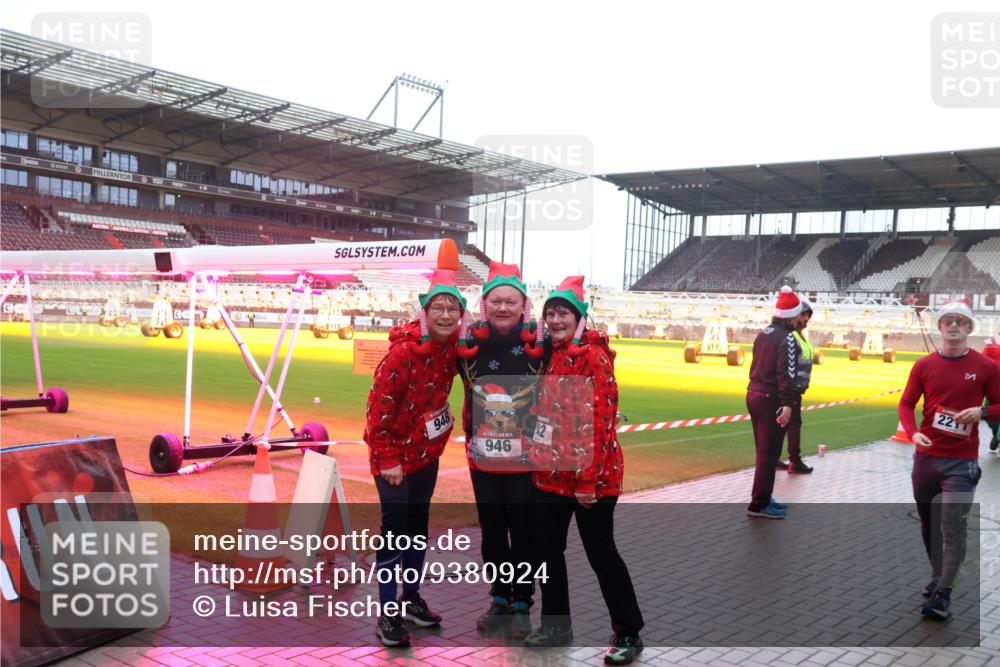 07.12.2025 - St. Pauli X-Mass-Run No. 15 Luisa Fischer http://msf.ph/oto/9380924 07.12.2025 11:15:33 Ziel 948, 946, 2211, 313, 391, 922, 1218, 1282, 1623, 1627, 1662, 1778, 1798, 1804, 1807, 3133, 4010 meine-sportfotos.de