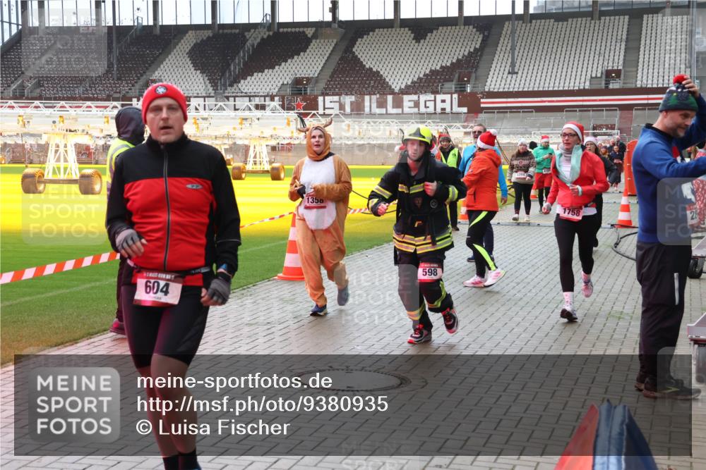 07.12.2025 - St. Pauli X-Mass-Run No. 15 Luisa Fischer http://msf.ph/oto/9380935 07.12.2025 10:43:11 Ziel 5, 604, 1350, 598, 1758, 116, 296, 519, 563, 598, 604, 625, 1272, 1358, 1434, 1438, 1758, 2012, 2013, 2061, 2155, 2157, 2336, 2337, 2621, 2622, 2722, 2802, 2901, 2931, 3381, 3399, 4161, 4394, 4594, 4621, 4857 meine-sportfotos.de