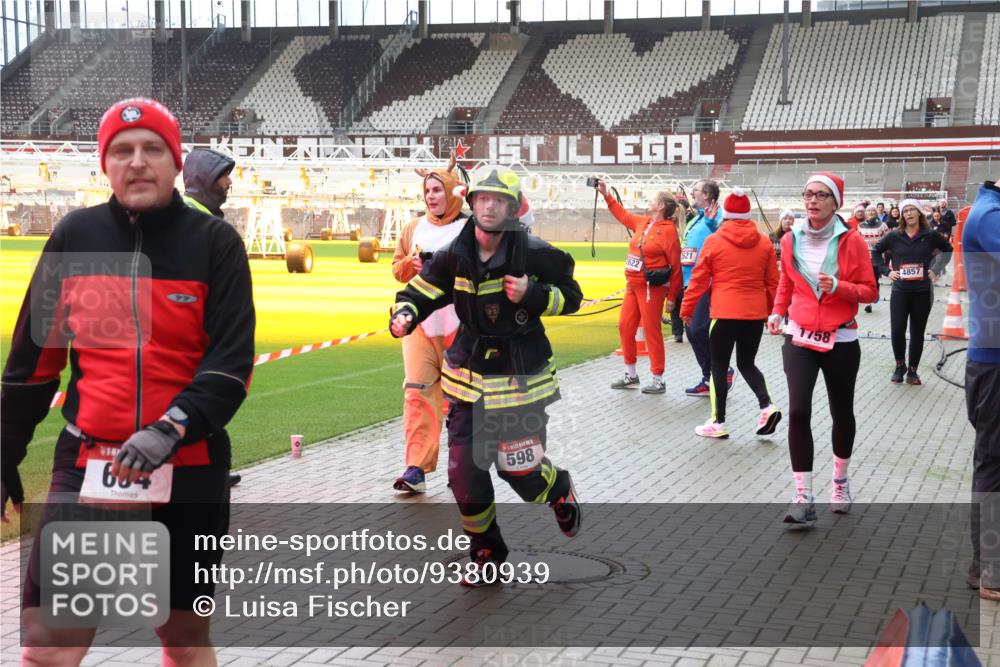 07.12.2025 - St. Pauli X-Mass-Run No. 15 Luisa Fischer http://msf.ph/oto/9380939 07.12.2025 10:43:12 Ziel 44, 59000, 604, 598, 621, 1758, 4857, 116, 296, 519, 563, 598, 604, 625, 1272, 1358, 1434, 1438, 1758, 2012, 2013, 2061, 2155, 2157, 2336, 2337, 2621, 2622, 2722, 2802, 2901, 2931, 3381, 3399, 4161, 4394, 4594, 4621, 4857 meine-sportfotos.de