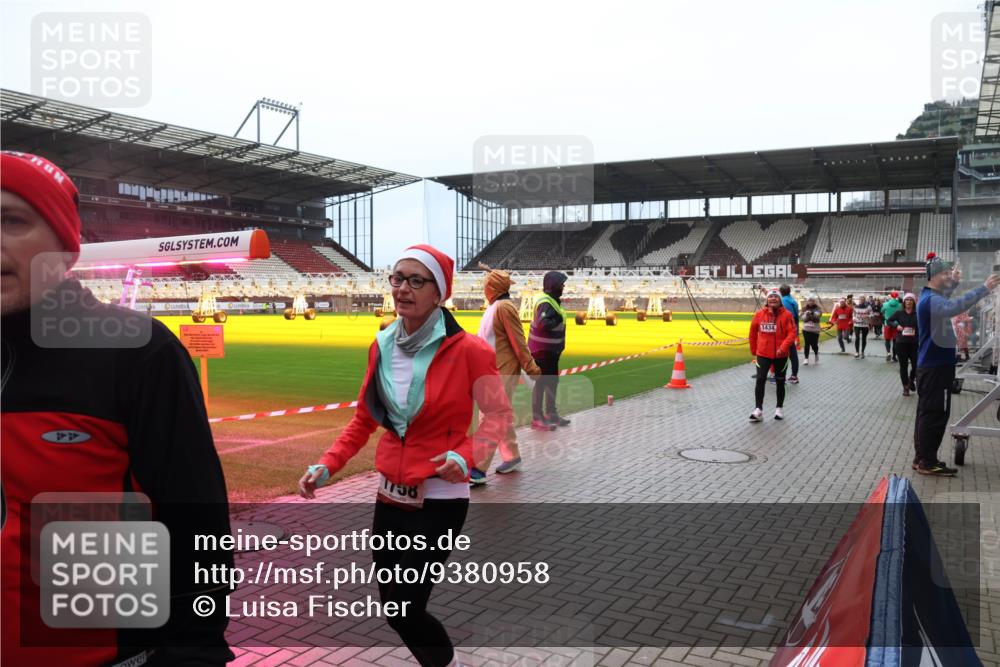 07.12.2025 - St. Pauli X-Mass-Run No. 15 Luisa Fischer http://msf.ph/oto/9380958 07.12.2025 10:43:14 Ziel 44, 1758, 1, 1434, 296, 519, 563, 598, 604, 625, 1272, 1301, 1358, 1434, 1758, 2012, 2013, 2061, 2155, 2157, 2336, 2337, 2621, 2622, 2722, 2802, 2901, 2931, 3381, 3399, 4161, 4394, 4594, 4621, 4857 meine-sportfotos.de