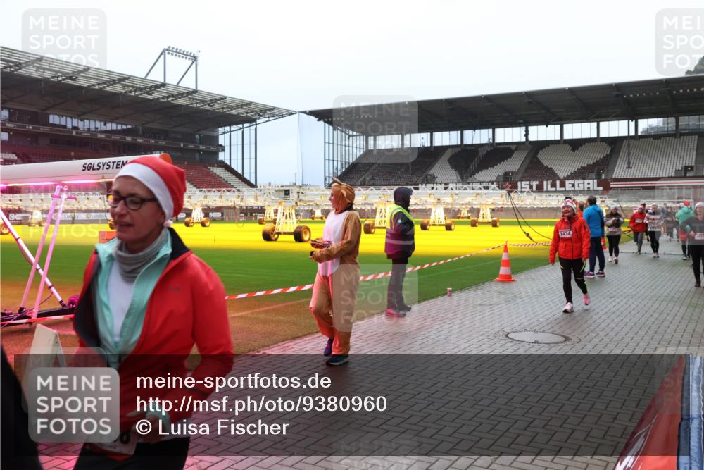 07.12.2025 - St. Pauli X-Mass-Run No. 15 Luisa Fischer http://msf.ph/oto/9380960 07.12.2025 10:43:15 Ziel 1434, 11, 36, 296, 519, 563, 598, 604, 625, 1272, 1301, 1358, 1434, 1758, 2012, 2013, 2061, 2155, 2157, 2336, 2337, 2621, 2622, 2722, 2802, 2901, 2931, 3381, 3399, 4161, 4394, 4594, 4621, 4857 meine-sportfotos.de