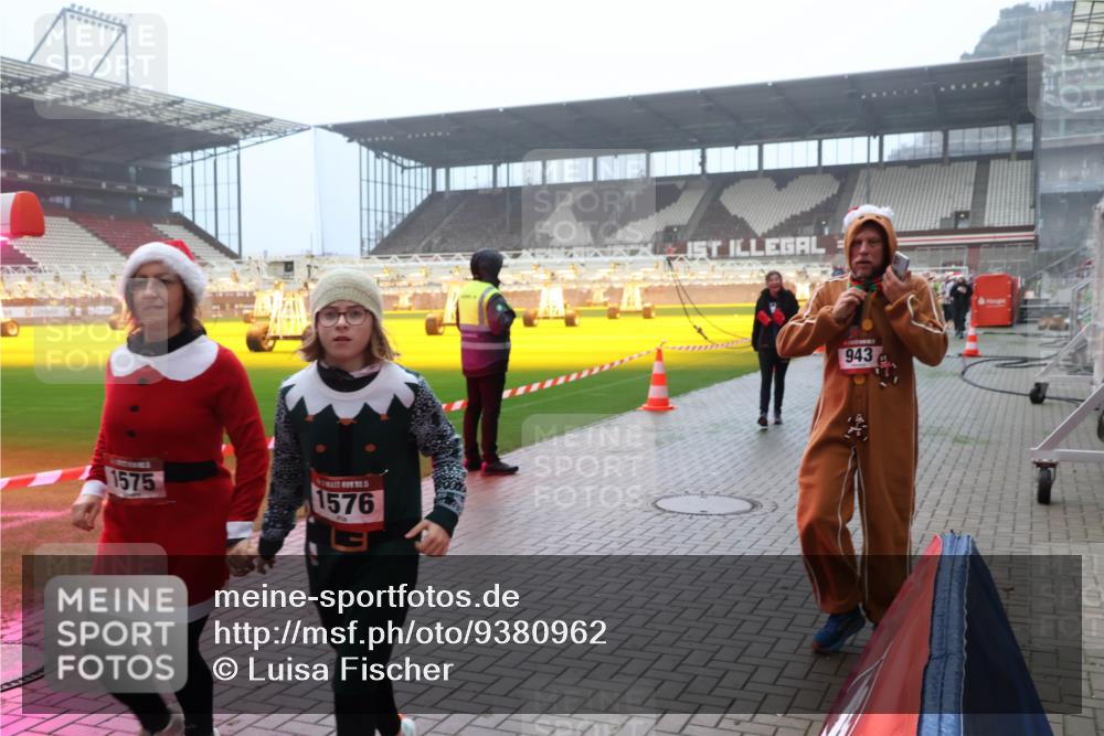 07.12.2025 - St. Pauli X-Mass-Run No. 15 Luisa Fischer http://msf.ph/oto/9380962 07.12.2025 10:09:39 Ziel 1575, 1576, 943, 19, 390, 786, 789, 800, 881, 896, 899, 947, 960, 1002, 1031, 1176, 1243, 1248, 1461, 1465, 1570, 1575, 1576, 1718, 2126, 2521, 3300, 3332, 3335, 3484, 3493, 3756, 3891, 3904, 3907, 4066, 4067, 4068, 4113, 4666 meine-sportfotos.de
