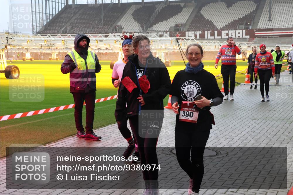07.12.2025 - St. Pauli X-Mass-Run No. 15 Luisa Fischer http://msf.ph/oto/9380974 07.12.2025 10:09:44 Ziel 6709, 1910, 15, 390, 2126, 1570, 19, 786, 800, 881, 896, 899, 960, 1176, 1243, 1248, 1461, 1465, 1570, 1575, 1576, 1718, 2126, 3300, 3484, 3493, 3756, 3891, 3904, 3907, 4066, 4067, 4068, 4113, 4666 meine-sportfotos.de