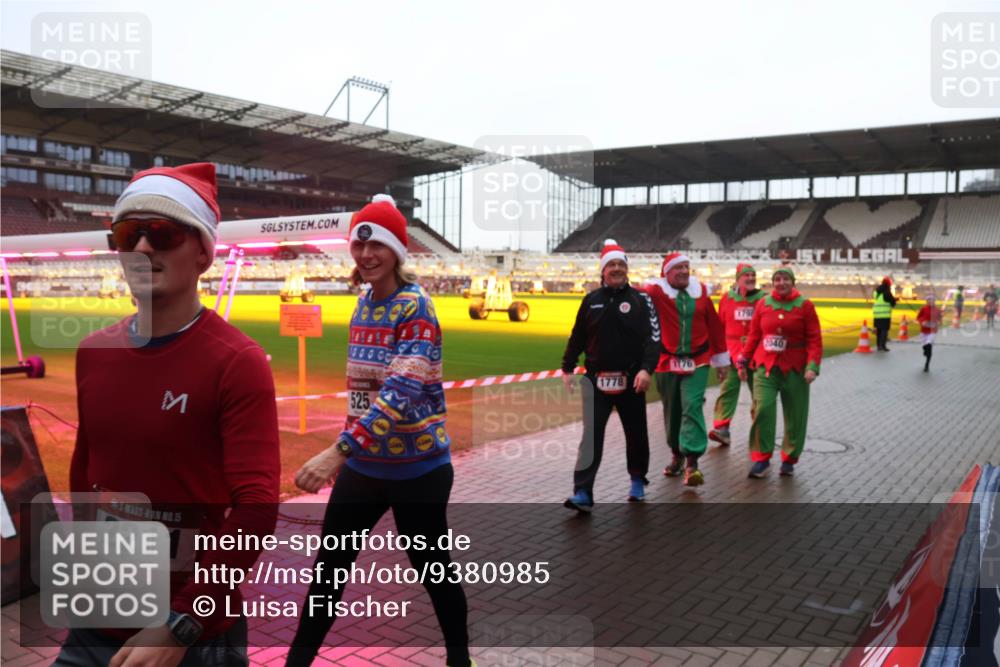 07.12.2025 - St. Pauli X-Mass-Run No. 15 Luisa Fischer http://msf.ph/oto/9380985 07.12.2025 11:15:39 Ziel 15, 2211, 1778, 1776, 1796, 2040, 313, 391, 922, 1218, 1282, 1623, 1627, 1662, 3133 meine-sportfotos.de
