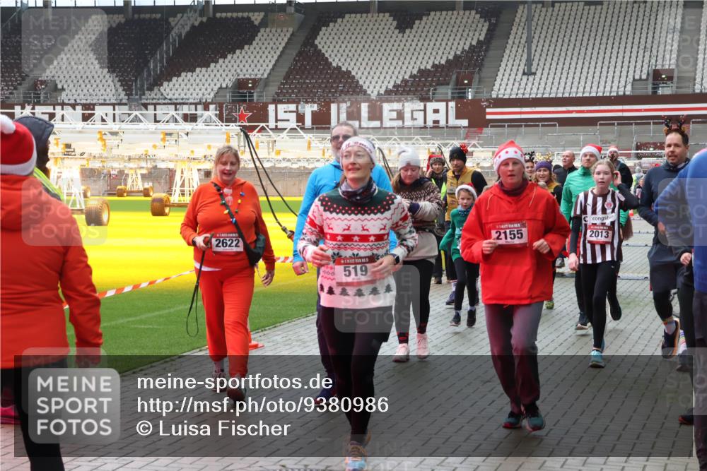 07.12.2025 - St. Pauli X-Mass-Run No. 15 Luisa Fischer http://msf.ph/oto/9380986 07.12.2025 10:43:20 Ziel 2622, 300, 519, 2155, 2013, 296, 519, 563, 598, 604, 625, 1272, 1301, 1358, 1434, 1758, 1814, 1936, 2012, 2013, 2052, 2053, 2061, 2155, 2336, 2337, 2621, 2622, 2722, 2761, 2762, 2802, 2901, 3381, 4161, 4394, 4594, 4621, 4857 meine-sportfotos.de