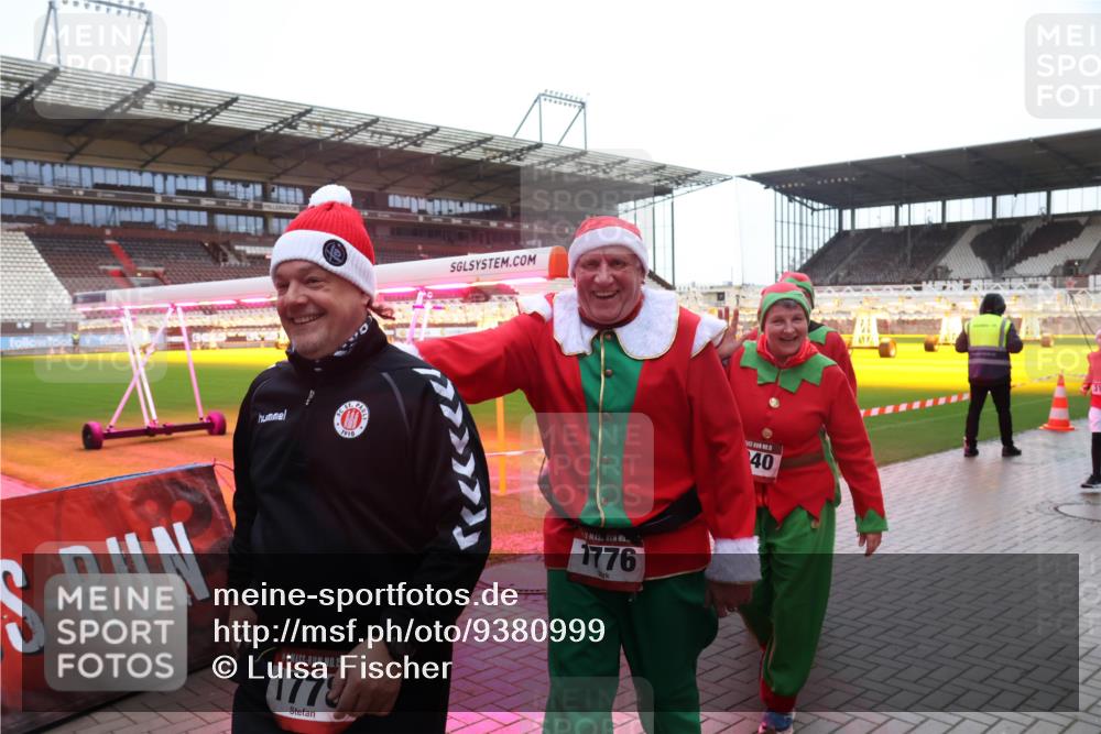07.12.2025 - St. Pauli X-Mass-Run No. 15 Luisa Fischer http://msf.ph/oto/9380999 07.12.2025 11:15:42 Ziel 1910, 15, 1779, 1776, 40, 313, 391, 1218, 1282, 1623, 1627, 1662, 3133 meine-sportfotos.de