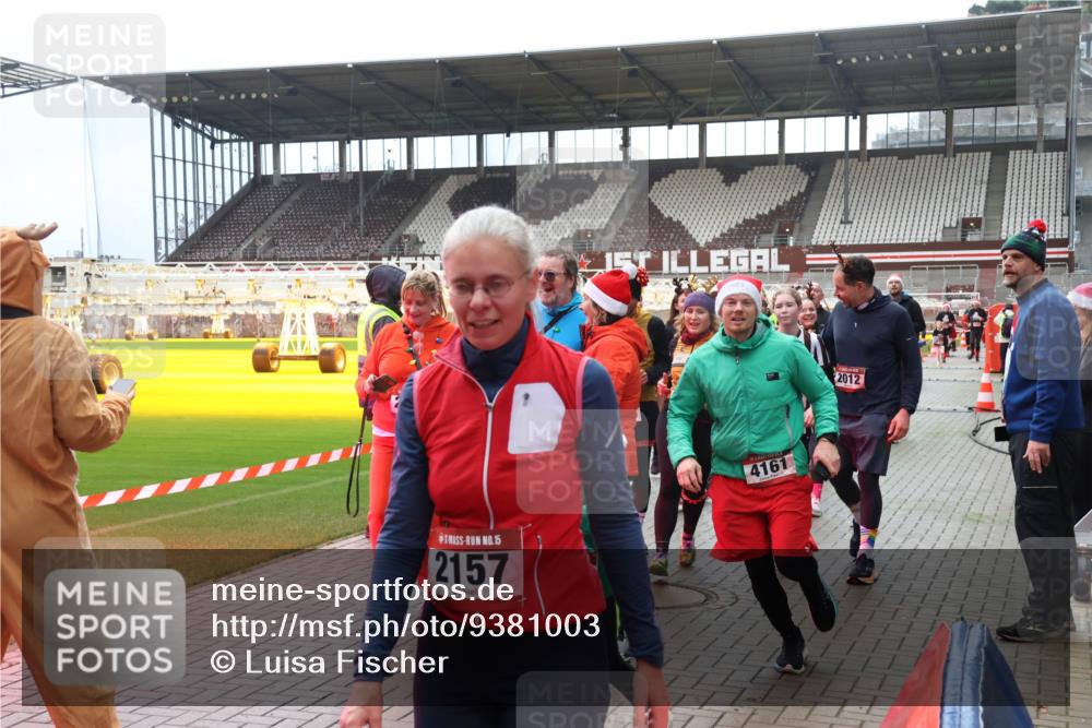07.12.2025 - St. Pauli X-Mass-Run No. 15 Luisa Fischer http://msf.ph/oto/9381003 07.12.2025 10:43:23 Ziel 15, 2157, 4161, 2012, 296, 519, 598, 604, 625, 1053, 1301, 1358, 1434, 1616, 1758, 1814, 1936, 2012, 2052, 2053, 2061, 2155, 2336, 2337, 2621, 2622, 2724, 2726, 2761, 2762, 2802, 2901, 3381, 4161, 4394, 4594, 4621, 4857 meine-sportfotos.de