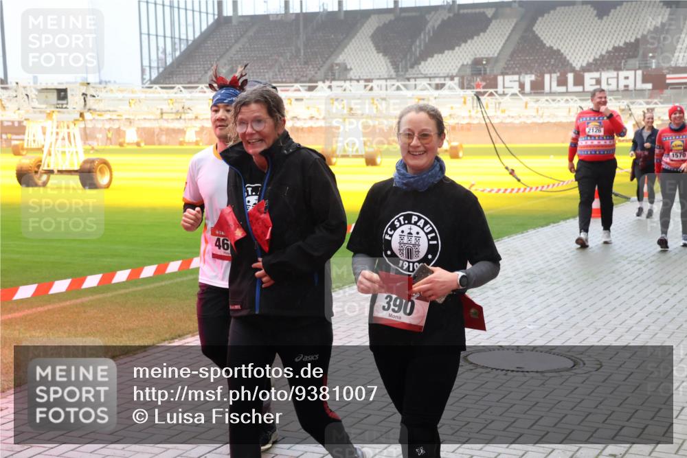 07.12.2025 - St. Pauli X-Mass-Run No. 15 Luisa Fischer http://msf.ph/oto/9381007 07.12.2025 10:09:44 Ziel 46, 1919, 390, 2126, 1570, 19, 786, 800, 881, 896, 899, 960, 1176, 1243, 1248, 1461, 1465, 1570, 1575, 1576, 1718, 2126, 3300, 3484, 3493, 3756, 3891, 3904, 3907, 4066, 4067, 4068, 4113, 4666 meine-sportfotos.de