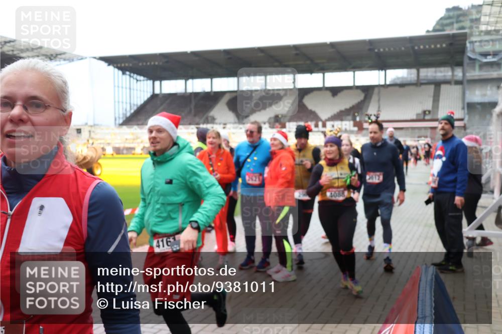 07.12.2025 - St. Pauli X-Mass-Run No. 15 Luisa Fischer http://msf.ph/oto/9381011 07.12.2025 10:43:24 Ziel 5, 416, 4088, 296, 519, 598, 604, 625, 1053, 1301, 1358, 1434, 1616, 1758, 1814, 1936, 2012, 2052, 2053, 2061, 2155, 2336, 2337, 2621, 2622, 2724, 2726, 2761, 2762, 2802, 2901, 3381, 4161, 4394, 4594, 4621, 4857 meine-sportfotos.de