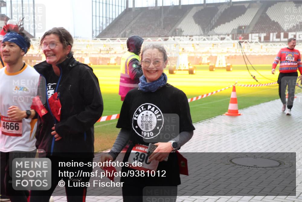 07.12.2025 - St. Pauli X-Mass-Run No. 15 Luisa Fischer http://msf.ph/oto/9381012 07.12.2025 10:09:45 Ziel 4666, 1910, 390, 126, 19, 786, 800, 881, 896, 899, 960, 1172, 1243, 1248, 1461, 1465, 1570, 1575, 1576, 1718, 2126, 3300, 3484, 3493, 3756, 3891, 3904, 3907, 4066, 4067, 4068, 4113, 4666 meine-sportfotos.de