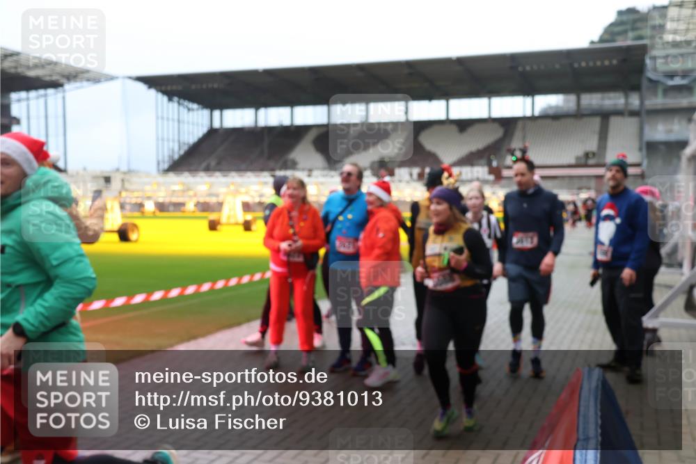 07.12.2025 - St. Pauli X-Mass-Run No. 15 Luisa Fischer http://msf.ph/oto/9381013 07.12.2025 10:43:24 Ziel 296, 519, 598, 604, 625, 1053, 1301, 1358, 1434, 1616, 1758, 1814, 1936, 2012, 2052, 2053, 2061, 2155, 2336, 2337, 2621, 2622, 2724, 2726, 2761, 2762, 2802, 2901, 3381, 4161, 4394, 4594, 4621, 4857 meine-sportfotos.de