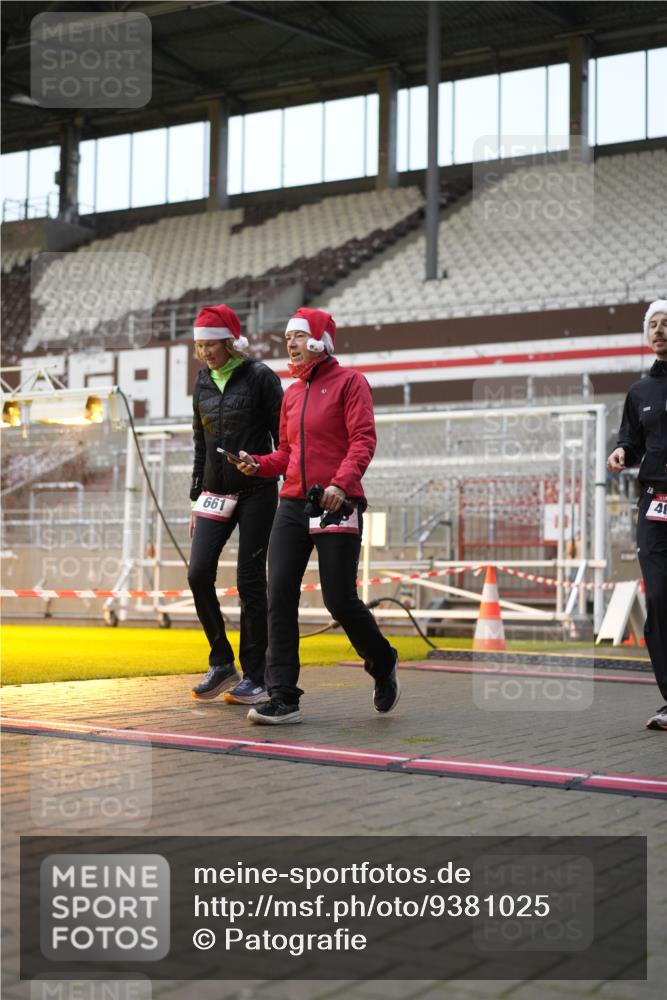 07.12.2025 - St. Pauli X-Mass-Run No. 15 Patografie http://msf.ph/oto/9381025 07.12.2025 10:19:32 Ziel 658, 661, 2750, 3011, 3013, 4038, 4074 meine-sportfotos.de