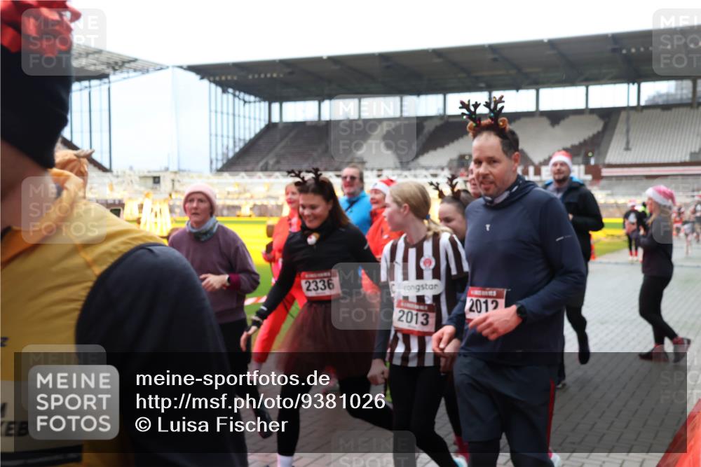 07.12.2025 - St. Pauli X-Mass-Run No. 15 Luisa Fischer http://msf.ph/oto/9381026 07.12.2025 10:43:27 Ziel 2336, 2012, 2013, 296, 519, 598, 604, 625, 1053, 1301, 1434, 1616, 1758, 1814, 1936, 2052, 2053, 2061, 2155, 2336, 2337, 2621, 2622, 2724, 2726, 2761, 2762, 2802, 2901, 3381, 4161, 4394, 4594, 4621, 4857 meine-sportfotos.de