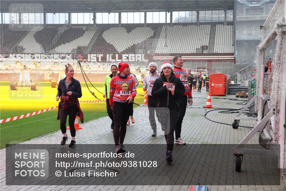 07.12.2025 - St. Pauli X-Mass-Run No. 15 Luisa Fischer http://msf.ph/oto/9381028 07.12.2025 10:09:48 Ziel 1570, 89, 50, 2126, 19, 786, 800, 881, 896, 899, 960, 1172, 1191, 1243, 1248, 1461, 1465, 1570, 1575, 1576, 1718, 2126, 3300, 3484, 3493, 3756, 3891, 4066, 4067, 4068, 4113, 4666 meine-sportfotos.de