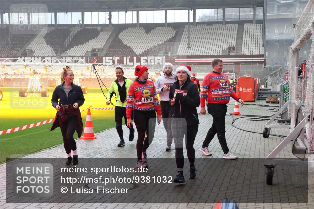 07.12.2025 - St. Pauli X-Mass-Run No. 15 Luisa Fischer http://msf.ph/oto/9381032 07.12.2025 10:09:49 Ziel 1570, 29, 212, 4040401, 19, 800, 881, 896, 899, 960, 1172, 1191, 1243, 1248, 1461, 1465, 1570, 1575, 1576, 1718, 2126, 3300, 3493, 3756, 3891, 4066, 4067, 4068, 4113, 4666 meine-sportfotos.de