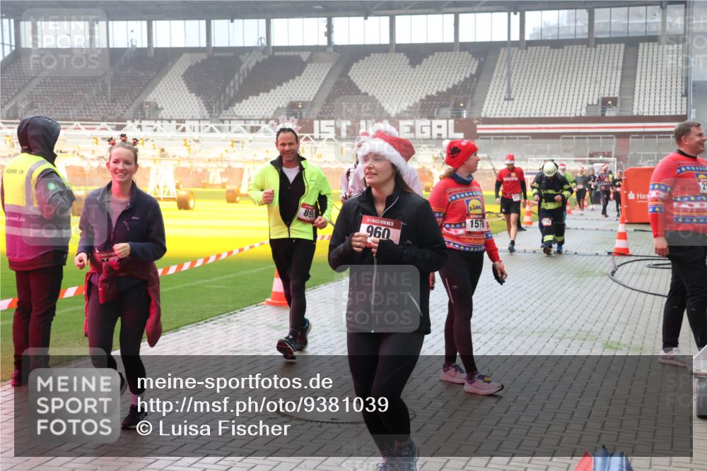 07.12.2025 - St. Pauli X-Mass-Run No. 15 Luisa Fischer http://msf.ph/oto/9381039 07.12.2025 10:09:50 Ziel 89, 15, 960, 1570, 4040, 21, 19, 800, 881, 896, 899, 960, 1172, 1191, 1243, 1248, 1461, 1465, 1570, 1575, 1576, 1718, 2126, 3300, 3493, 3756, 3891, 4066, 4067, 4068, 4113, 4666 meine-sportfotos.de
