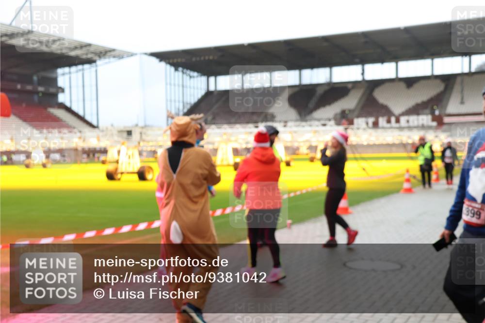07.12.2025 - St. Pauli X-Mass-Run No. 15 Luisa Fischer http://msf.ph/oto/9381042 07.12.2025 10:43:30 Ziel 399, 296, 519, 598, 604, 625, 1053, 1301, 1616, 1758, 1814, 1936, 2052, 2053, 2061, 2155, 2336, 2337, 2724, 2726, 2761, 2762, 2802, 2901, 3022, 3038, 3381, 4161, 4394, 4594, 4621, 4857 meine-sportfotos.de
