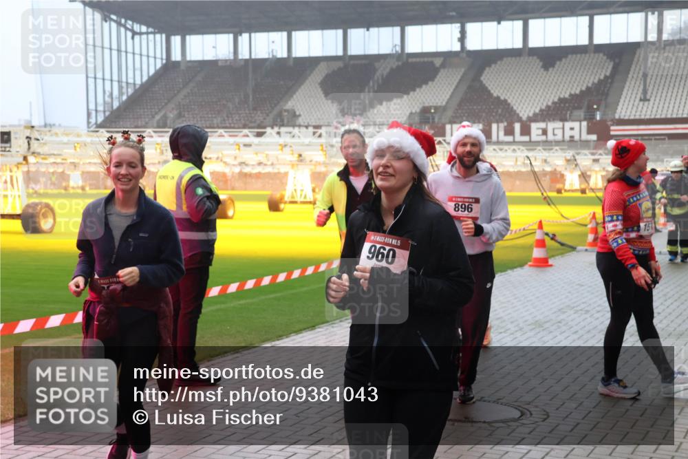 07.12.2025 - St. Pauli X-Mass-Run No. 15 Luisa Fischer http://msf.ph/oto/9381043 07.12.2025 10:09:50 Ziel 15, 960, 896, 19, 800, 881, 896, 899, 960, 1172, 1191, 1243, 1248, 1461, 1465, 1570, 1575, 1576, 1718, 2126, 3300, 3493, 3756, 3891, 4066, 4067, 4068, 4113, 4666 meine-sportfotos.de