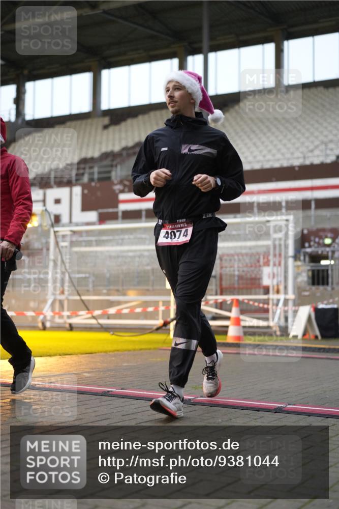 07.12.2025 - St. Pauli X-Mass-Run No. 15 Patografie http://msf.ph/oto/9381044 07.12.2025 10:19:33 Ziel 658, 661, 2750, 3011, 3013, 4038, 4074 meine-sportfotos.de