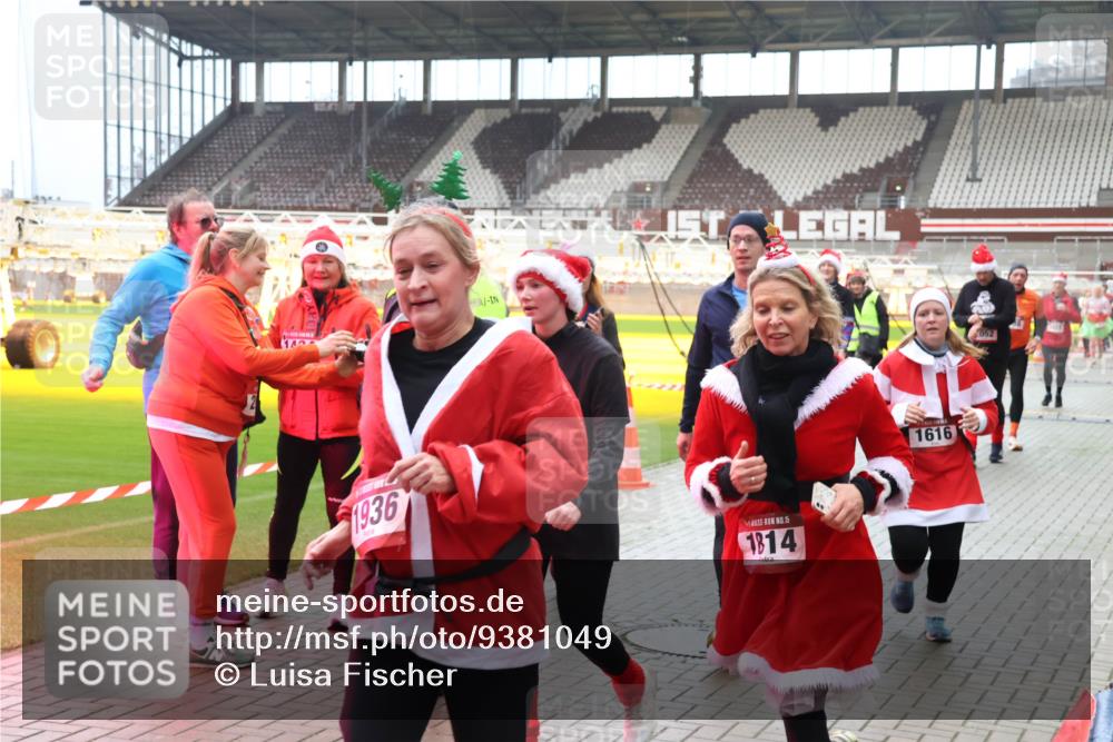 07.12.2025 - St. Pauli X-Mass-Run No. 15 Luisa Fischer http://msf.ph/oto/9381049 07.12.2025 10:43:43 Ziel 14, 1936, 15, 1814, 1616, 052, 74, 296, 559, 1053, 1301, 1616, 1814, 1936, 2052, 2053, 2336, 2337, 2459, 2487, 2647, 2724, 2726, 2761, 2762, 2802, 2901, 3022, 3038, 3226, 3237, 3381, 4104, 4161, 4621 meine-sportfotos.de