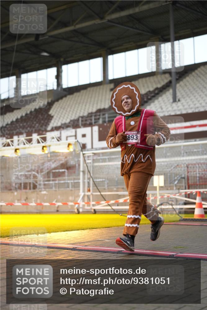 07.12.2025 - St. Pauli X-Mass-Run No. 15 Patografie http://msf.ph/oto/9381051 07.12.2025 10:19:50 Ziel 3893 meine-sportfotos.de