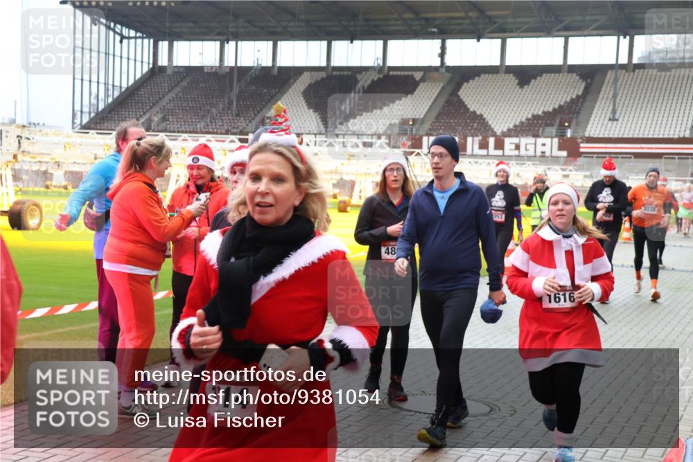 07.12.2025 - St. Pauli X-Mass-Run No. 15 Luisa Fischer http://msf.ph/oto/9381054 07.12.2025 10:43:44 Ziel 14, 48, 1053, 3038, 1616, 74, 84, 296, 559, 1053, 1301, 1616, 1814, 1936, 2052, 2053, 2336, 2337, 2459, 2487, 2647, 2724, 2726, 2761, 2762, 2802, 2901, 3022, 3038, 3226, 3237, 3381, 4104, 4161, 4621 meine-sportfotos.de