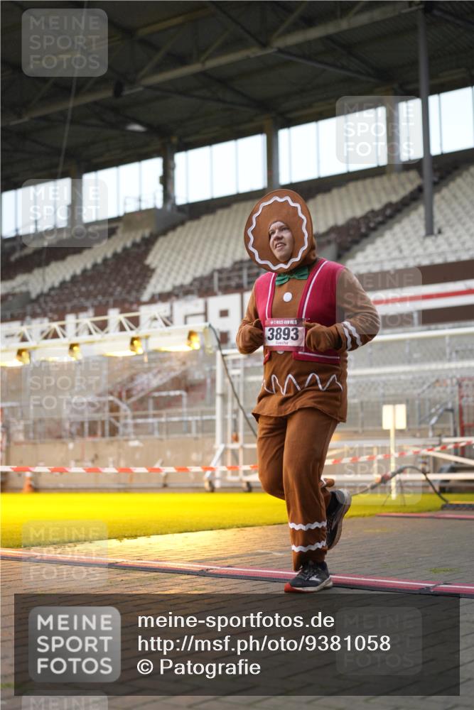 07.12.2025 - St. Pauli X-Mass-Run No. 15 Patografie http://msf.ph/oto/9381058 07.12.2025 10:19:50 Ziel 3893 meine-sportfotos.de