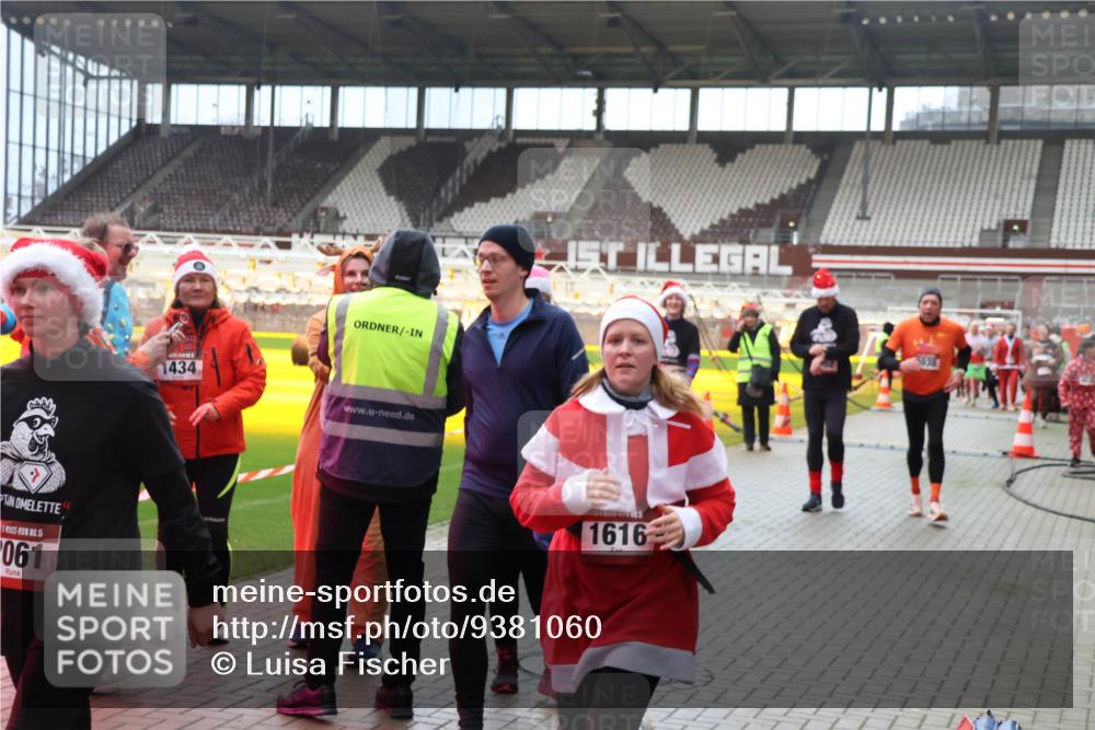 07.12.2025 - St. Pauli X-Mass-Run No. 15 Luisa Fischer http://msf.ph/oto/9381060 07.12.2025 10:43:44 Ziel 15, 061, 1434, 1616, 74, 84, 296, 559, 1053, 1301, 1616, 1814, 1936, 2052, 2053, 2336, 2337, 2459, 2487, 2647, 2724, 2726, 2761, 2762, 2802, 2901, 3022, 3038, 3226, 3237, 3381, 4104, 4161, 4621 meine-sportfotos.de