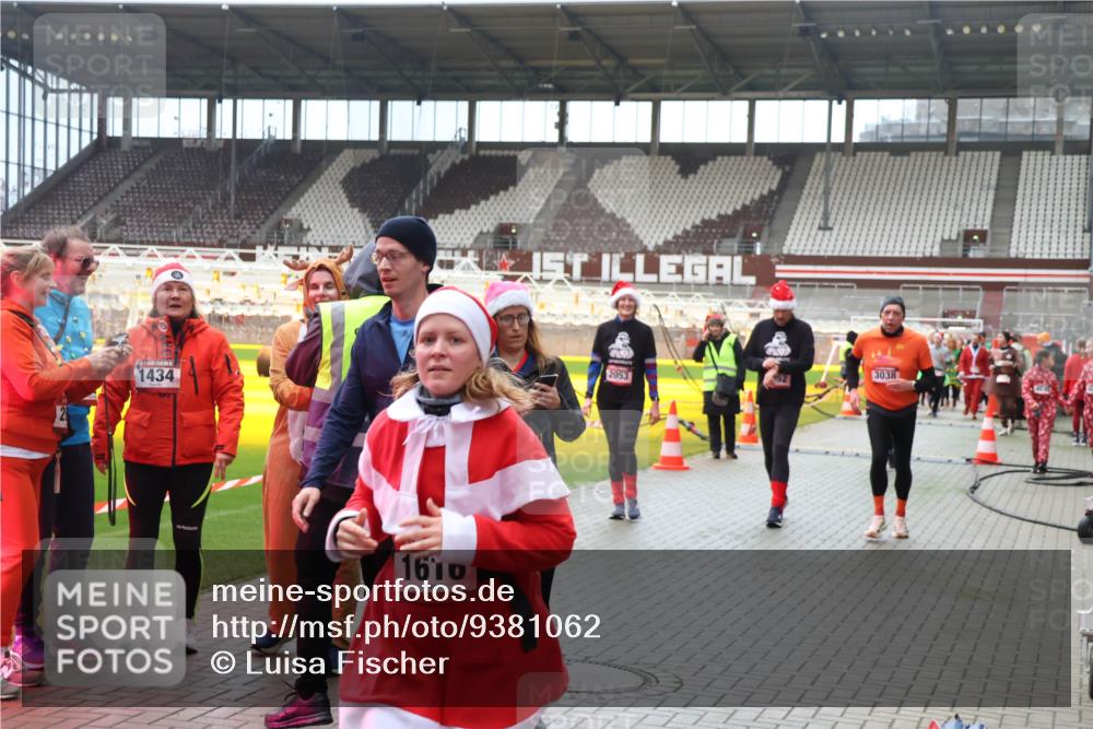 07.12.2025 - St. Pauli X-Mass-Run No. 15 Luisa Fischer http://msf.ph/oto/9381062 07.12.2025 10:43:45 Ziel 1434, 1610, 2053, 3038, 74, 84, 296, 559, 706, 1053, 1301, 1616, 1814, 1936, 2052, 2053, 2336, 2337, 2459, 2487, 2647, 2724, 2726, 2761, 2762, 2802, 2901, 3022, 3038, 3226, 3237, 3381, 4104, 4161, 4621 meine-sportfotos.de