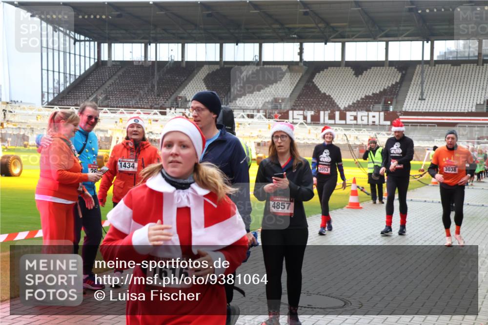 07.12.2025 - St. Pauli X-Mass-Run No. 15 Luisa Fischer http://msf.ph/oto/9381064 07.12.2025 10:43:45 Ziel 1434, 15, 1616, 4857, 2053, 3038, 74, 84, 296, 559, 706, 1053, 1301, 1616, 1814, 1936, 2052, 2053, 2336, 2337, 2459, 2487, 2647, 2724, 2726, 2761, 2762, 2802, 2901, 3022, 3038, 3226, 3237, 3381, 4104, 4161, 4621 meine-sportfotos.de