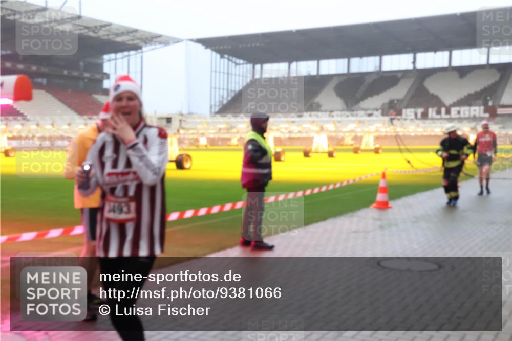 07.12.2025 - St. Pauli X-Mass-Run No. 15 Luisa Fischer http://msf.ph/oto/9381066 07.12.2025 10:09:54 Ziel 1493, 800, 881, 896, 899, 960, 1026, 1172, 1191, 1243, 1248, 1461, 1465, 1575, 1576, 1718, 3493, 3756, 4066, 4067, 4068, 4113, 4666 meine-sportfotos.de