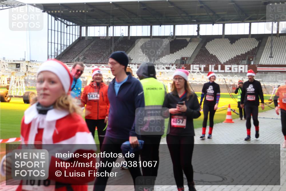 07.12.2025 - St. Pauli X-Mass-Run No. 15 Luisa Fischer http://msf.ph/oto/9381067 07.12.2025 10:43:45 Ziel 1616, 1434, 4857, 2053, 2052, 74, 84, 296, 559, 706, 1053, 1301, 1616, 1814, 1936, 2052, 2053, 2336, 2337, 2459, 2487, 2647, 2724, 2726, 2761, 2762, 2802, 2901, 3022, 3038, 3226, 3237, 3381, 4104, 4161, 4621 meine-sportfotos.de