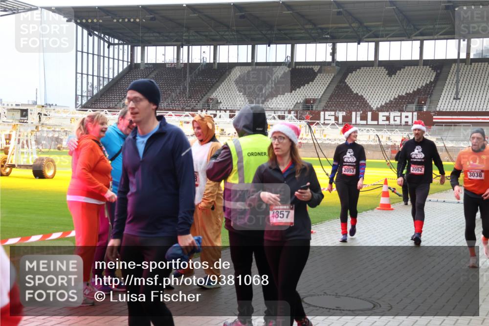 07.12.2025 - St. Pauli X-Mass-Run No. 15 Luisa Fischer http://msf.ph/oto/9381068 07.12.2025 10:43:46 Ziel 4857, 2053, 2052, 3038, 74, 84, 296, 559, 706, 1053, 1301, 1616, 1814, 1936, 2052, 2053, 2336, 2337, 2459, 2487, 2647, 2724, 2726, 2761, 2762, 2802, 2901, 3022, 3038, 3226, 3237, 3381, 4104, 4161, 4621 meine-sportfotos.de