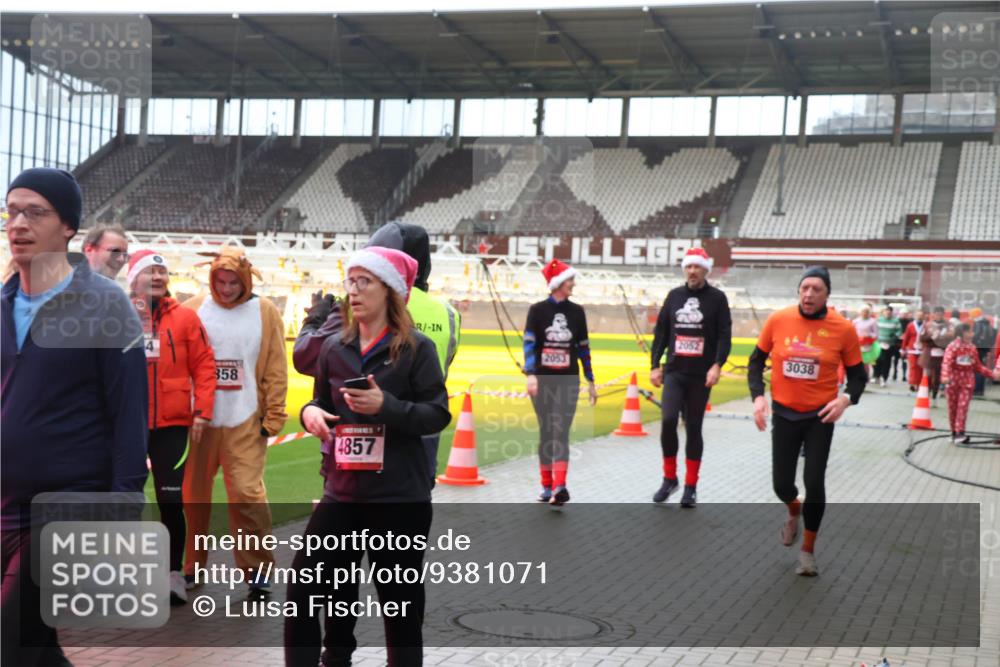 07.12.2025 - St. Pauli X-Mass-Run No. 15 Luisa Fischer http://msf.ph/oto/9381071 07.12.2025 10:43:46 Ziel 358, 4857, 2053, 2052, 3038, 74, 84, 296, 559, 706, 1053, 1301, 1616, 1814, 1936, 2052, 2053, 2336, 2337, 2459, 2487, 2647, 2724, 2726, 2761, 2762, 2802, 2901, 3022, 3038, 3226, 3237, 3381, 4104, 4161, 4621 meine-sportfotos.de
