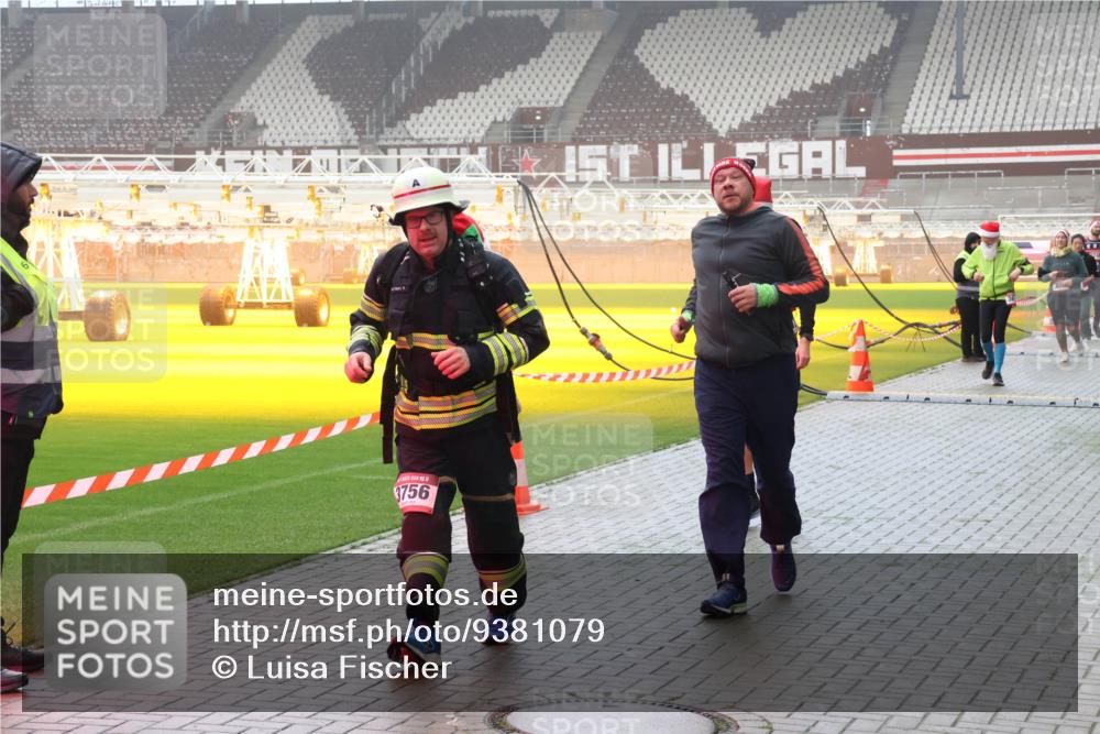 07.12.2025 - St. Pauli X-Mass-Run No. 15 Luisa Fischer http://msf.ph/oto/9381079 07.12.2025 10:09:56 Ziel 3756, 800, 881, 896, 899, 960, 1026, 1172, 1191, 1243, 1248, 1461, 1465, 1575, 1576, 1718, 3493, 3756, 4113, 4666 meine-sportfotos.de