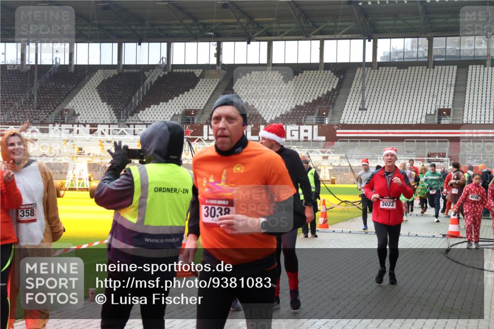 07.12.2025 - St. Pauli X-Mass-Run No. 15 Luisa Fischer http://msf.ph/oto/9381083 07.12.2025 10:43:48 Ziel 1358, 3032, 3022, 4045, 74, 84, 296, 559, 706, 1053, 1301, 1616, 1814, 1936, 2052, 2053, 2336, 2337, 2459, 2487, 2647, 2724, 2726, 2761, 2762, 2802, 2901, 3022, 3038, 3226, 3237, 3381, 4095, 4096, 4104, 4161, 4621 meine-sportfotos.de
