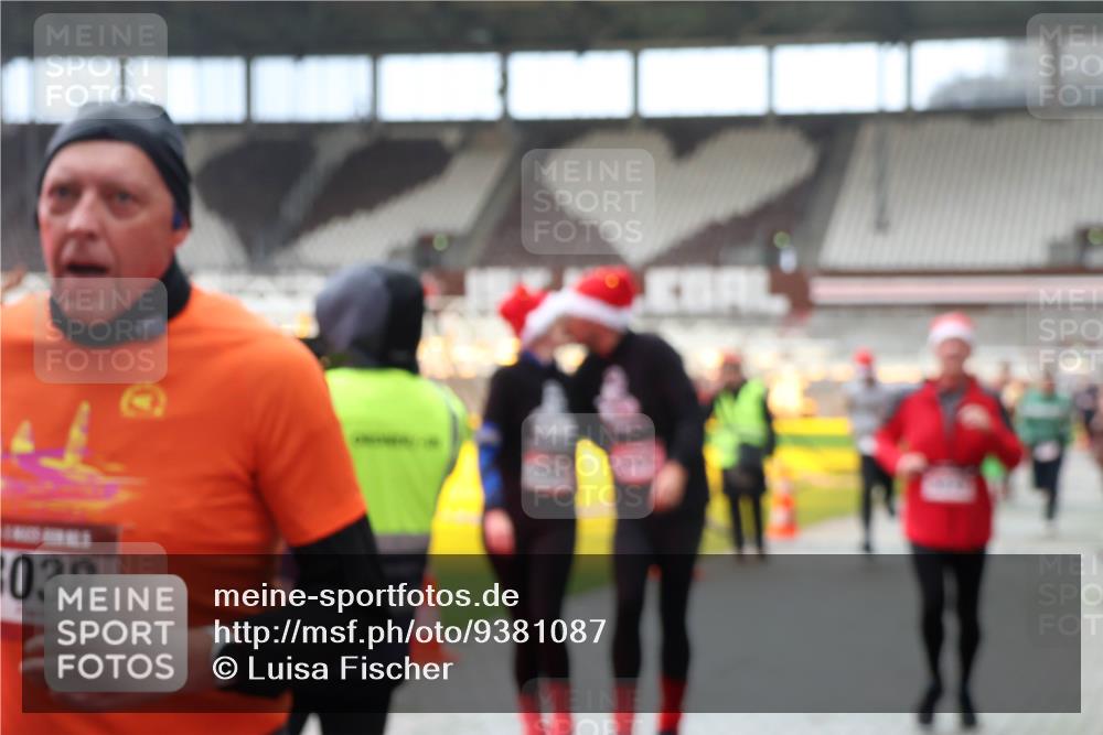 07.12.2025 - St. Pauli X-Mass-Run No. 15 Luisa Fischer http://msf.ph/oto/9381087 07.12.2025 10:43:48 Ziel 038, 74, 84, 296, 559, 706, 1053, 1301, 1616, 1814, 1936, 2052, 2053, 2336, 2337, 2459, 2487, 2647, 2724, 2726, 2761, 2762, 2802, 2901, 3022, 3038, 3226, 3237, 3381, 4095, 4096, 4104, 4161, 4621 meine-sportfotos.de