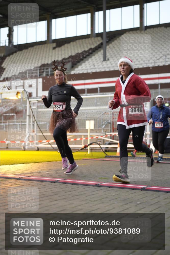 07.12.2025 - St. Pauli X-Mass-Run No. 15 Patografie http://msf.ph/oto/9381089 07.12.2025 10:19:57 Ziel 1364, 1553, 1903, 2238, 2751, 3846, 3871, 3893 meine-sportfotos.de