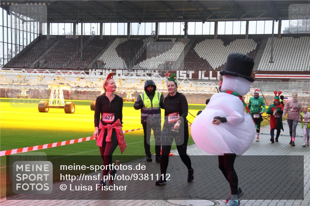 07.12.2025 - St. Pauli X-Mass-Run No. 15 Luisa Fischer http://msf.ph/oto/9381112 07.12.2025 11:15:59 Ziel 1627, 6709, 1662, 313, 1218, 391, 8, 14, 313, 372, 391, 1218, 1282, 1623, 1627, 1662, 2194, 3133 meine-sportfotos.de