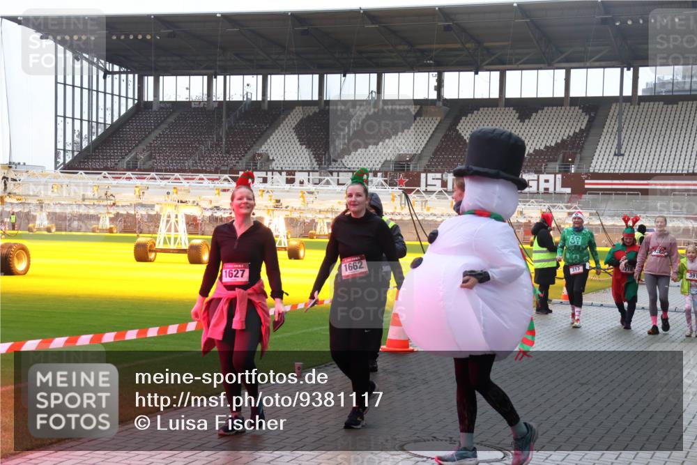 07.12.2025 - St. Pauli X-Mass-Run No. 15 Luisa Fischer http://msf.ph/oto/9381117 07.12.2025 11:15:59 Ziel 1627, 1662, 313, 39, 8, 14, 313, 372, 391, 1218, 1282, 1623, 1627, 1662, 2194, 3133 meine-sportfotos.de