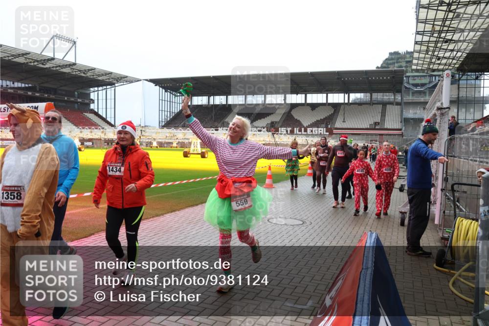 07.12.2025 - St. Pauli X-Mass-Run No. 15 Luisa Fischer http://msf.ph/oto/9381124 07.12.2025 10:43:57 Ziel 15, 1358, 1434, 559, 1301, 4441, 4046, 4045, 74, 84, 559, 706, 1053, 1301, 1616, 1814, 1913, 1936, 2052, 2053, 2459, 2487, 2647, 2724, 2726, 2761, 2762, 2767, 3022, 3038, 3100, 3226, 3237, 4095, 4096, 4104 meine-sportfotos.de