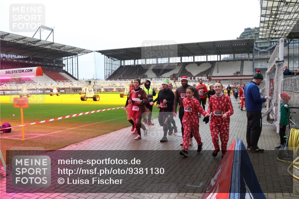 07.12.2025 - St. Pauli X-Mass-Run No. 15 Luisa Fischer http://msf.ph/oto/9381130 07.12.2025 10:43:59 Ziel 2459, 1301, 444, 4045, 4046, 74, 84, 559, 706, 1053, 1301, 1616, 1814, 1913, 1936, 2052, 2053, 2459, 2487, 2647, 2724, 2726, 2761, 2762, 2767, 3022, 3038, 3100, 3226, 3237, 4095, 4096, 4104 meine-sportfotos.de