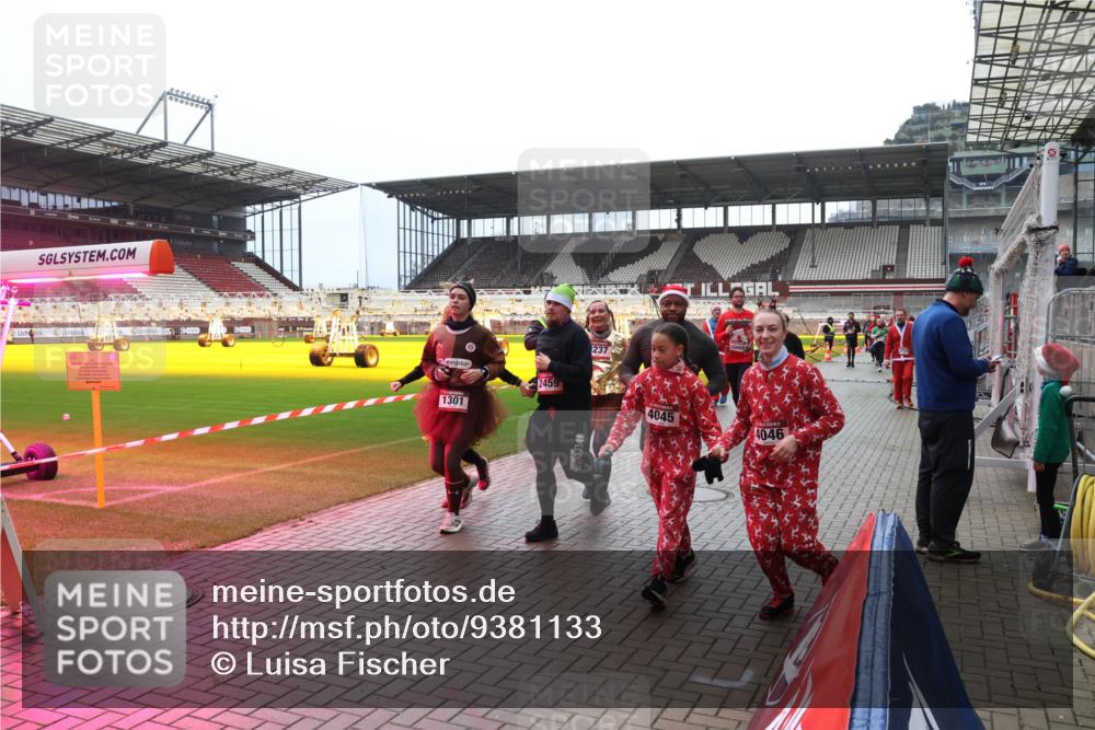 07.12.2025 - St. Pauli X-Mass-Run No. 15 Luisa Fischer http://msf.ph/oto/9381133 07.12.2025 10:43:59 Ziel 1301, 2459, 237, 4045, 4046, 74, 84, 559, 706, 1053, 1301, 1616, 1814, 1913, 1936, 2052, 2053, 2459, 2487, 2647, 2724, 2726, 2761, 2762, 2767, 3022, 3038, 3100, 3226, 3237, 4095, 4096, 4104 meine-sportfotos.de