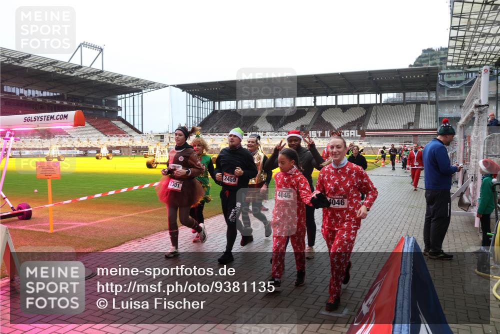 07.12.2025 - St. Pauli X-Mass-Run No. 15 Luisa Fischer http://msf.ph/oto/9381135 07.12.2025 10:44:00 Ziel 2459, 4045, 1301, 1, 4046, 74, 84, 559, 706, 1053, 1301, 1616, 1814, 1913, 1936, 2052, 2053, 2459, 2487, 2647, 2724, 2726, 2761, 2762, 2767, 3022, 3038, 3100, 3226, 3237, 4095, 4096, 4104 meine-sportfotos.de