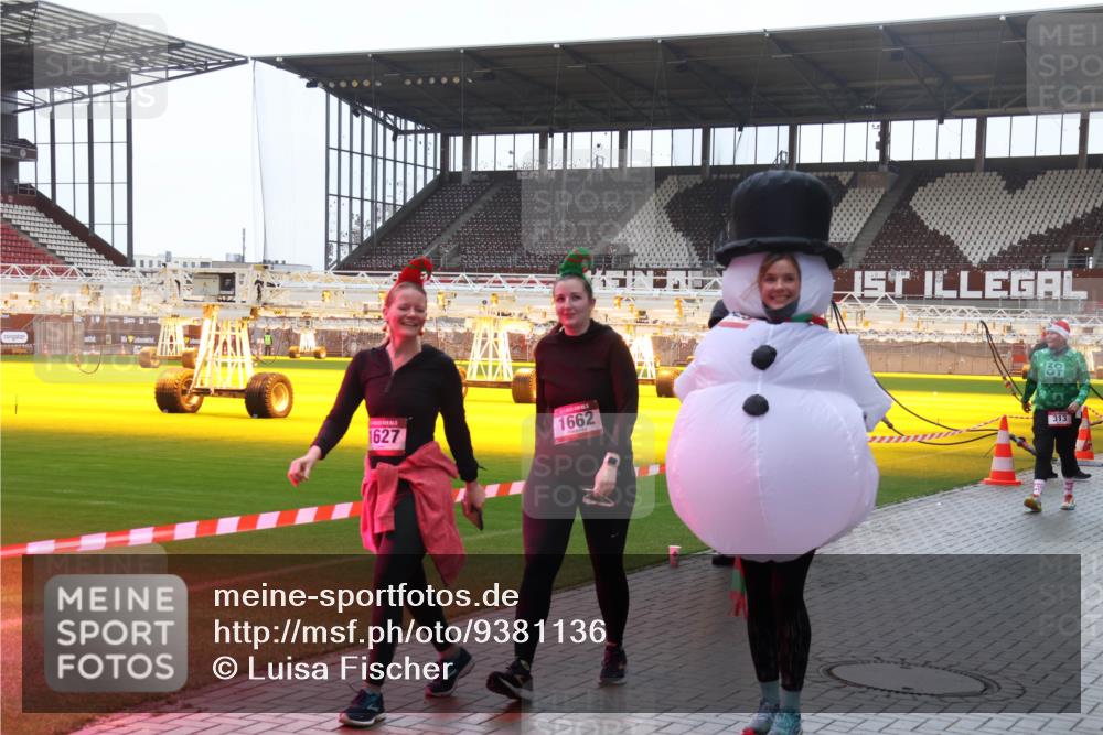 07.12.2025 - St. Pauli X-Mass-Run No. 15 Luisa Fischer http://msf.ph/oto/9381136 07.12.2025 11:16:01 Ziel 1627, 1662, 313, 8, 14, 313, 372, 391, 1218, 1282, 1627, 1662, 2194, 3133 meine-sportfotos.de