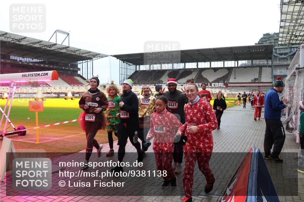 07.12.2025 - St. Pauli X-Mass-Run No. 15 Luisa Fischer http://msf.ph/oto/9381138 07.12.2025 10:44:00 Ziel 226, 1301, 2459, 3237, 4441, 4045, 74, 84, 559, 706, 1053, 1301, 1616, 1814, 1913, 1936, 2052, 2053, 2459, 2487, 2647, 2724, 2726, 2761, 2762, 2767, 3022, 3038, 3100, 3226, 3237, 4095, 4096, 4104 meine-sportfotos.de