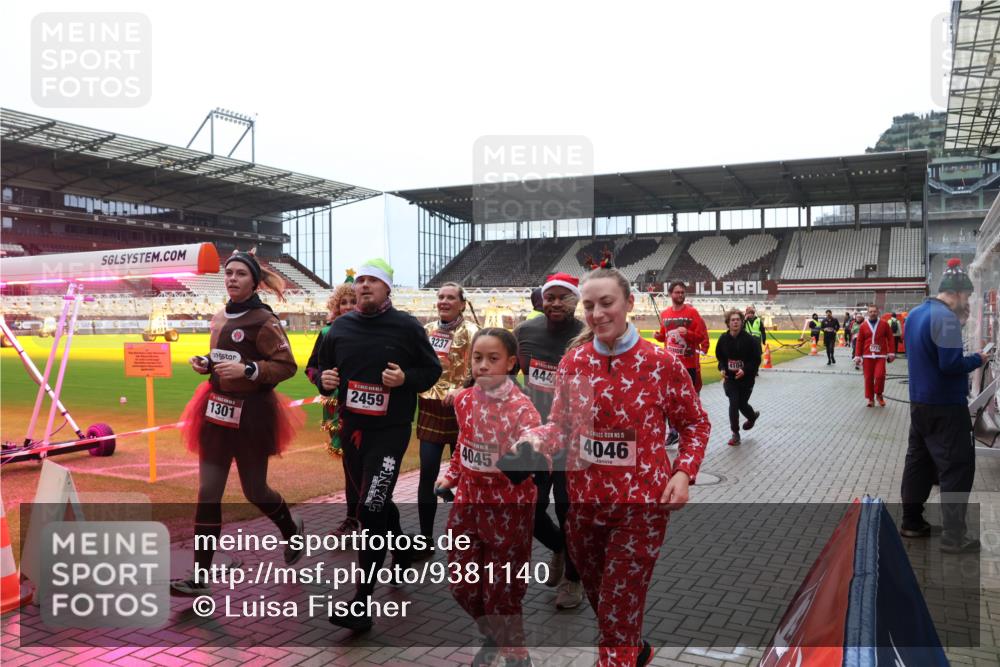 07.12.2025 - St. Pauli X-Mass-Run No. 15 Luisa Fischer http://msf.ph/oto/9381140 07.12.2025 10:44:00 Ziel 3237, 444, 1301, 2459, 4045, 5, 4046, 4104, 74, 84, 559, 706, 1053, 1301, 1616, 1814, 1913, 1936, 2052, 2053, 2459, 2487, 2647, 2724, 2726, 2761, 2762, 2767, 3022, 3038, 3100, 3226, 3237, 4095, 4096, 4104 meine-sportfotos.de